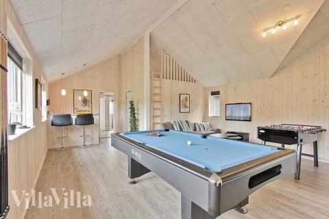 I aktivitetsrummet er indrettet en bar med køleskab, hvor der kan mikses drinks og heppes på de dystende