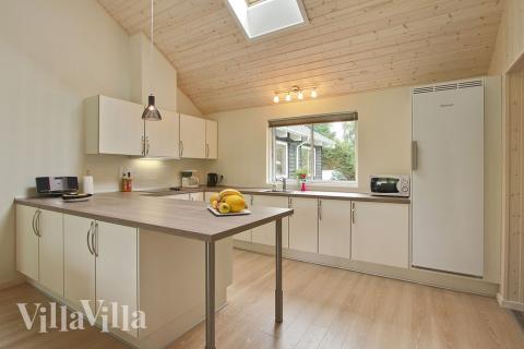 Køkkenet er rummeligt og velindrettet med alt, hvad man behøver til feriens madlavning