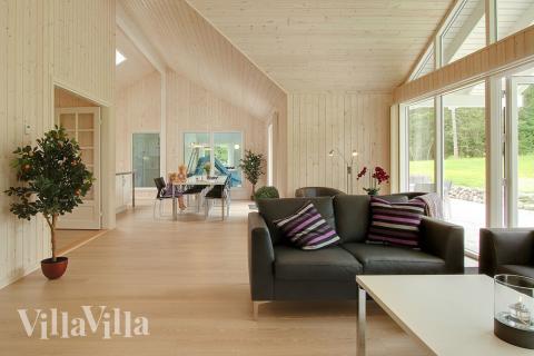 Opholdsrummet er indrettet med sofagruppe og spisepladser og åben forbindelse med køkkenet, så kan der hygges og snakkes under madlavningen