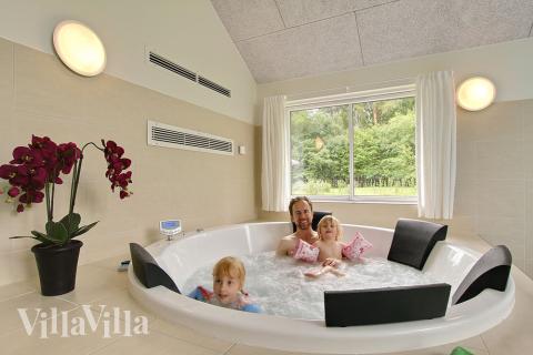 Det store indbyggede spabad indbyder til afslapning og velvære