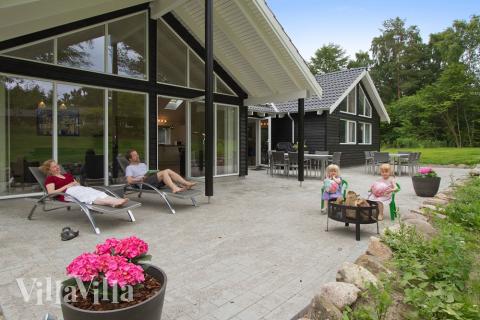 På den store og delvist overdækkede terrasse kan der grilles til familie og venner eller solbades på en sommerdag