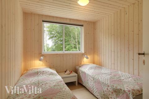 De hyggelige soveværelser er alle indrettede med 2 enkeltsenge eller dobbeltseng 