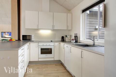 Køkkenet er velindrettet med alt, hvad der behøves til feriens madlavning