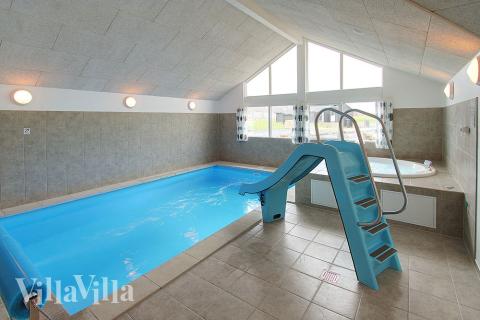 Alle vandhunde kan bade og svømme i timevis i husets pool med rutsjebane, spa og sauna
