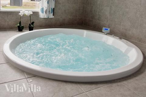 I det elegante spabad kan der slappes af efter en begivenhedsrig feriedag