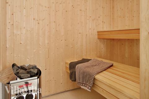 Efter svømmeturen kan der slappes af i det store spabad eller i saunaen