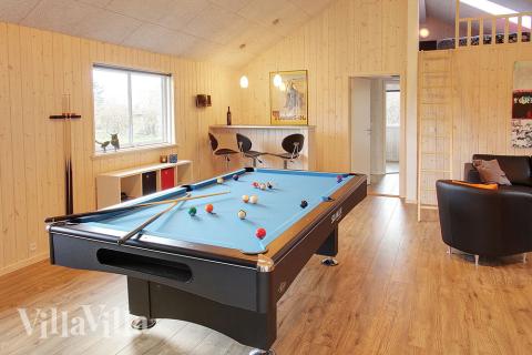 Familie og venner kan udfordres i en dyst i både billard/bordtennis, fodboldspil og Playstation 3