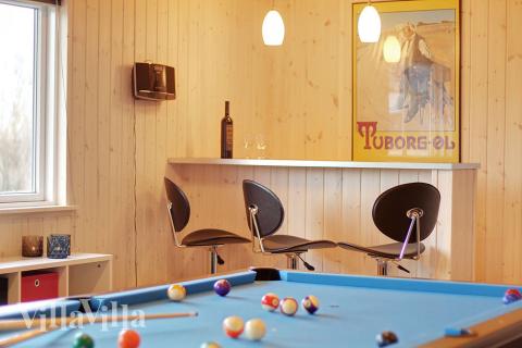 I husets aktivitetsrum er indrettet en hyggelig bar med køleskab, hvor der kan mikses drinks eller serveres en kold sodavand til de dystende