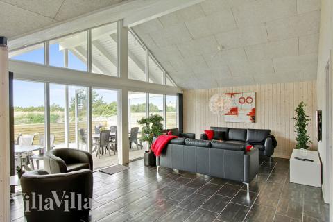 De komfortable møbler, fladskærms-tvet og brændeovnen i opholdsrummet indbyder til hygge og afslapning