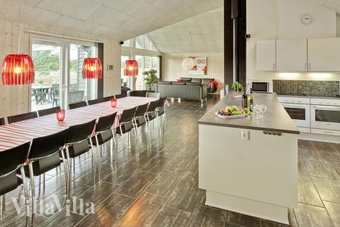 Opholdsrummet er rummeligt og husets naturlige samlingspunkt med sofagrupper og spisepladser