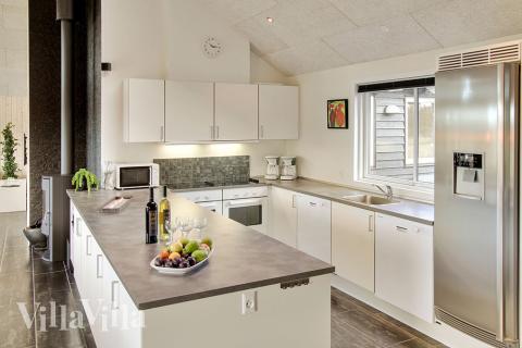 Køkkenet er velindrettet og i åben forbindelse med opholdsrummet, så der kan hygges med resten af selskabet over madlavningen