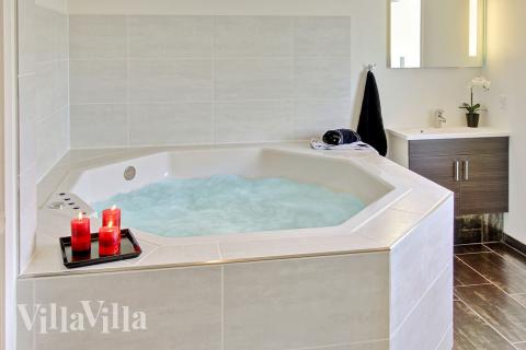 Spaen har plads til 4-6 personer og er et oplagt sted at slappe af efter en spændende feriedag