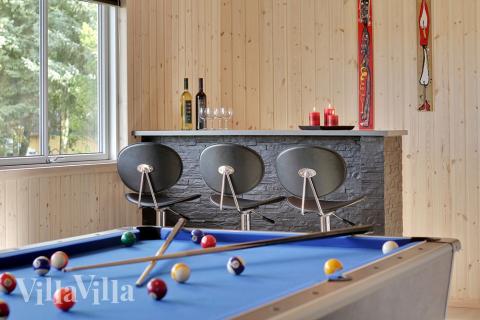 I husets bar med eget køleskab kan der serveres kolde drikkevarer