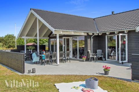 Huset tilbyder en stor terrasse, hvor der kan grilles og slappes af, hvis vejret tillader det. Til de yngste gæster er der lavet gynge og sandkasse i haven