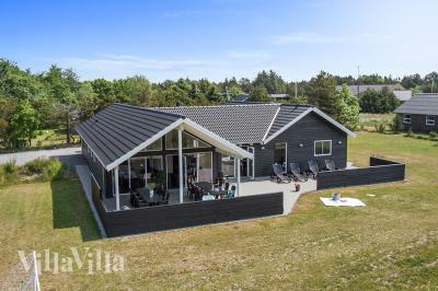 Dette eksklusive luksussommerhus er opført i et eftertragtet sommerhusområde tæt ved stranden og den charmerende ferieby Blåvand