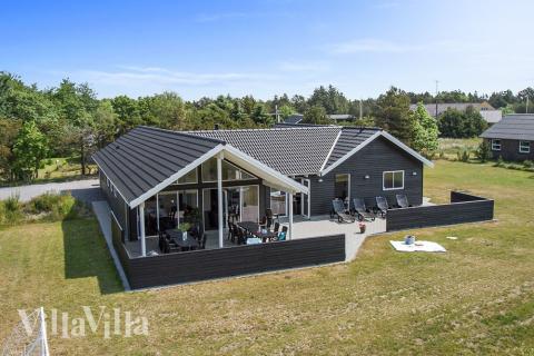 Dette eksklusive luksussommerhus er opført i et eftertragtet sommerhusområde tæt ved stranden og den charmerende ferieby Blåvand