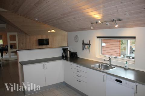 Køkkenet er velindrettet og i forbindelse med opholdsrummet, så der kan hygges og snakkes over madlavningen