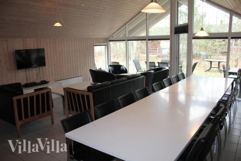 Det lyse og rummelige opholdsrum er husets helt naturlige samlingspunkt