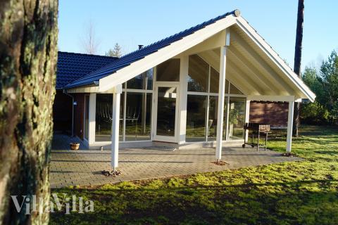 Terrassen er stor og delvist overdækket, så der kan både solbades om dagen og grilles om aftenen