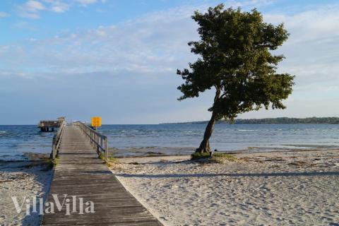 Stranden nær luksushus nr. 303 i Sverige indbyder til en gåtur.