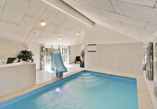 De badeglade gæster kan svømme og bade i husets pool med vandrutsjebane og modstrømsanlæg