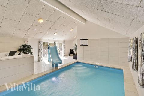 De badeglade gæster kan svømme og bade i husets pool med vandrutsjebane og modstrømsanlæg