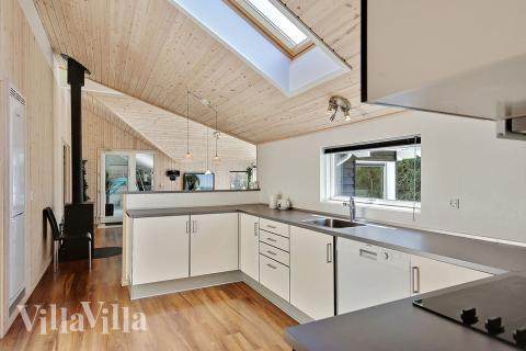 Køkkenet, som er i direkte forbindelse med stuen, er rummeligt og naturligvis udstyret med alle moderne bekvemmeligheder