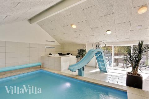 Det store indbyggede spabad indbyder til afslapning og velvære