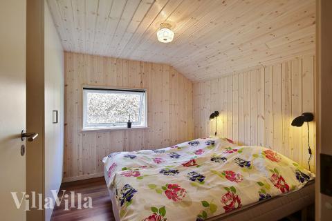 Soveværelserne er lyse og indbydende og indrettet med boxmadrasser og indbygningsskabe