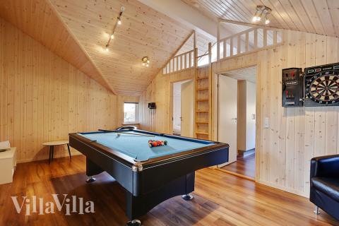 Ønsker man aktivitet, når man er på ferie, så byder dette luksussommerhus på både bordtennis/billard og dart