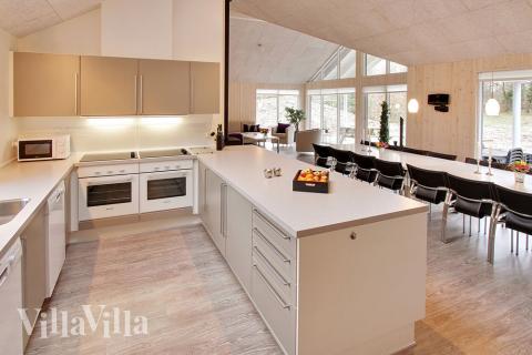 Køkkenet er rummeligt og indrettet med alt, hvad man behøver til feriens madlavning