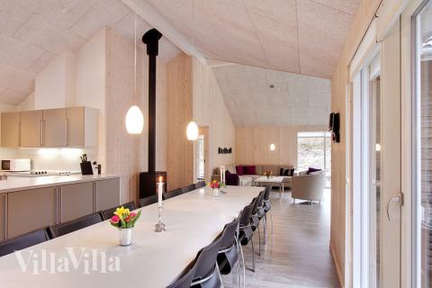 Opholdsrummet er lyst og velindrettet og i forbindelse med køkkenet, så der kan hygges og snakkes under madlavningen