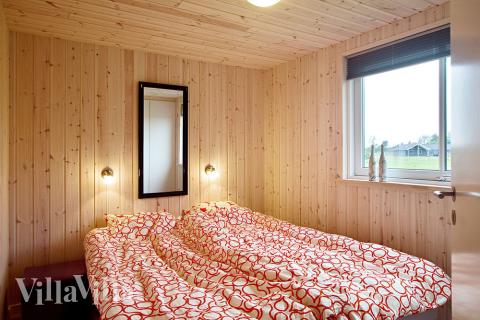 Husets soveværelser er lyse og indrettede med boxmadrasser og indbygningsskabe