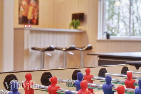 I husets aktivitetsrum er indrettet en hyggelig bar med køleskab, hvor der kan mikses drinks eller serveres en kold sodavand til de dystende