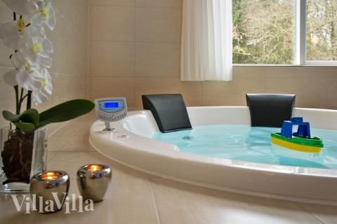 Efter svømmeturen kan der slappes af i spaens varme bobler...