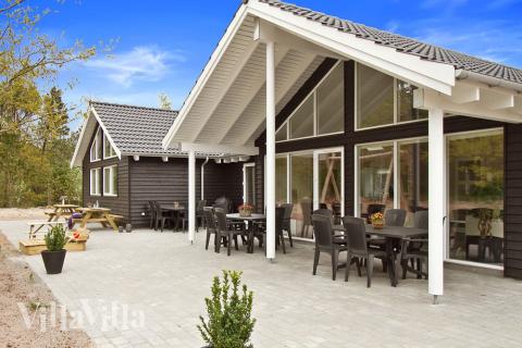 Der er en stor og delvist overdækket terrasse, hvor hvor den danske sommer kan nydes i gode havemøbler