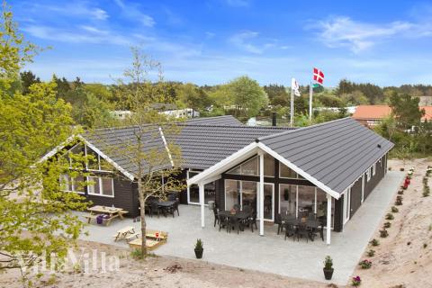 Dette pragtfulde luksussommerhus opført tæt på feriebyen Henne, som er kendt for den fantastiske sandstrand og spændende butikker