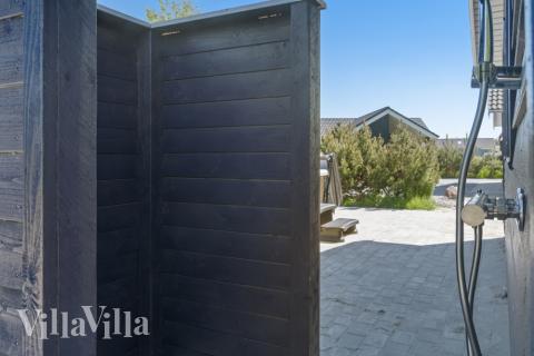 I det attraktive aktivitesrum i luksushus nr. 314 i Lolland/Falster/Møn  er der masser af udendørs aktiviteter, f.eks. legetårn og gynge