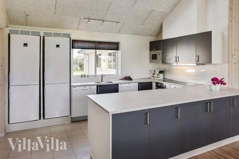 Husets køkken er enkelt og stilfuldt indrettet og med sine to ovne og opvaskemaskiner egner huset sig ekseptionelt godt til en stor gruppe gæster.