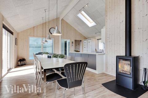 I husets primære opholdsrum finder I en hyggelig sofakrog, en brændeovn, der kan lune på kølige dage, samt et stort spisebord, hvor alle husets gæster kan sidde samlet med udsigt til poolrummet.