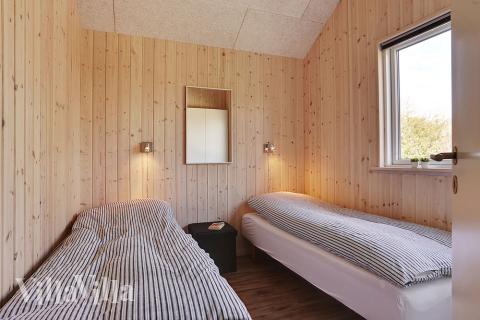 Med to soveafdelinger med henholdsvis 3 og 4 soveværelser og dertilhørende badeværelse er huset indretning ideelt for flere familier eller større grupper.