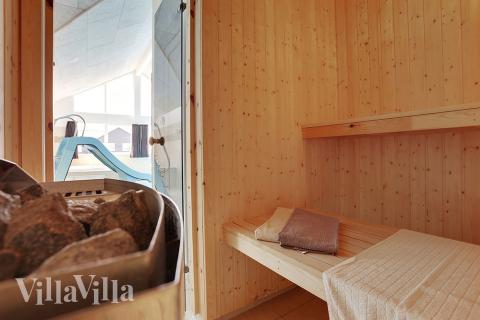 Husets sauna giver livsnyderen en ultimativ mulighed for velvære.