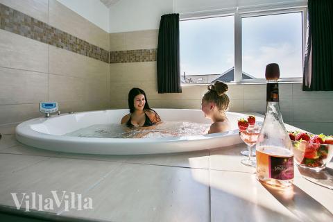 Tag en pause og nyd en stille stund i huset lækre spabad med én, du holder af