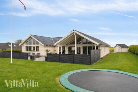 I det attraktive aktivitesrum i luksushus nr. 315 i Fyn og øer  er der masser af udendørs aktiviteter, f.eks. legetårn og gynge