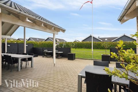 Luksushus nr. 315 har en dejlig terrasse med gode havemøbler til 18 personer.