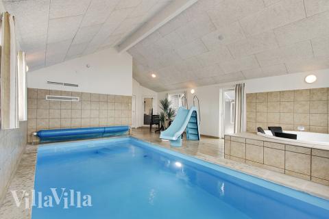 Poolen med rutsjebane og modstrømsanlæg er et paradis for vandhunde