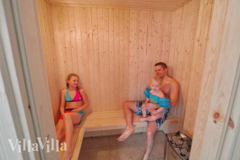 Efter en begivenhedsrig dag er det skønt at lade sig varme igennem i saunaens varme.