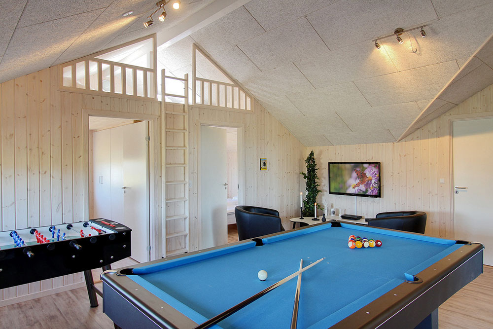 I husets aktivitetsrum er der ingen undskyldning for at sidde stille - der kan dystes i både bordtennis/billard, fodboldspil eller dart