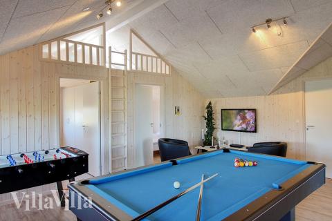 I husets aktivitetsrum er der ingen undskyldning for at sidde stille - der kan dystes i både bordtennis/billard, fodboldspil eller dart