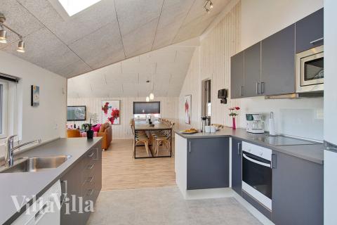 Køkkenet, som er i direkte forbindelse med stuen, er rummeligt og naturligvis udstyret med alle moderne bekvemmeligheder